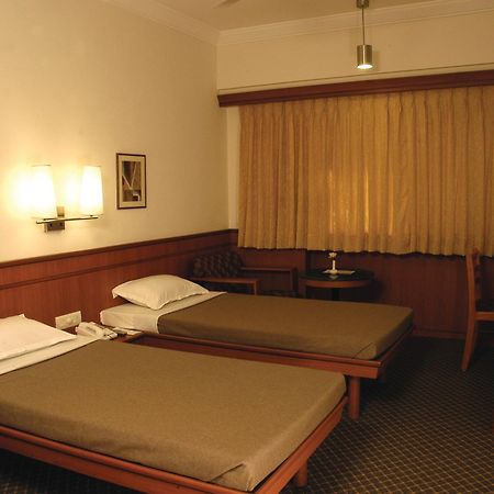Hotel Skylon Ахмедабад Екстериор снимка