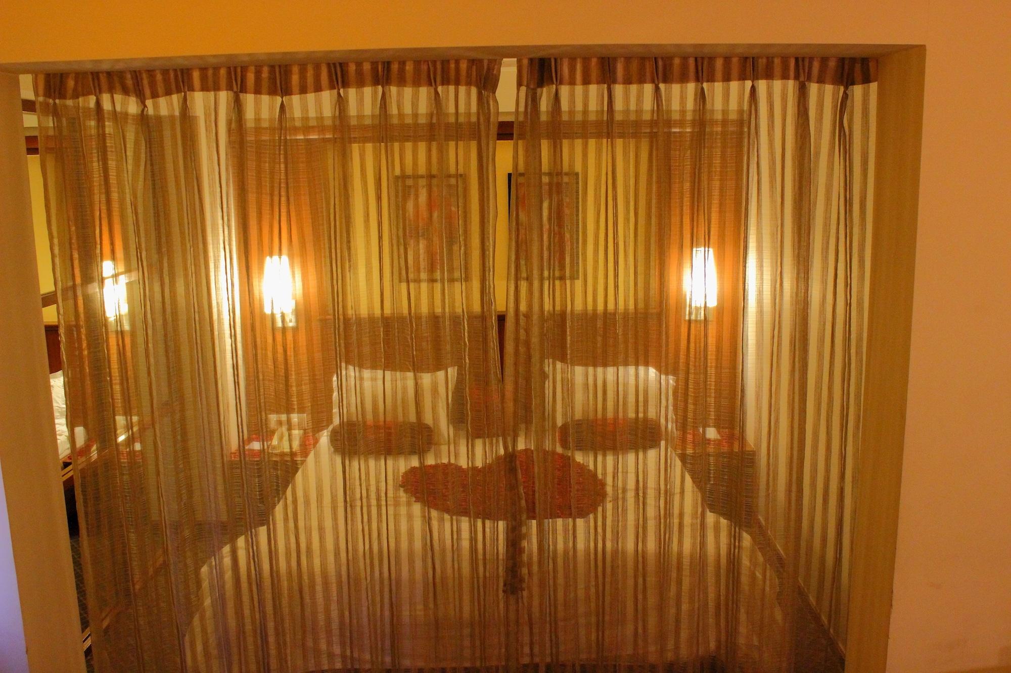 Hotel Skylon Ахмедабад Екстериор снимка