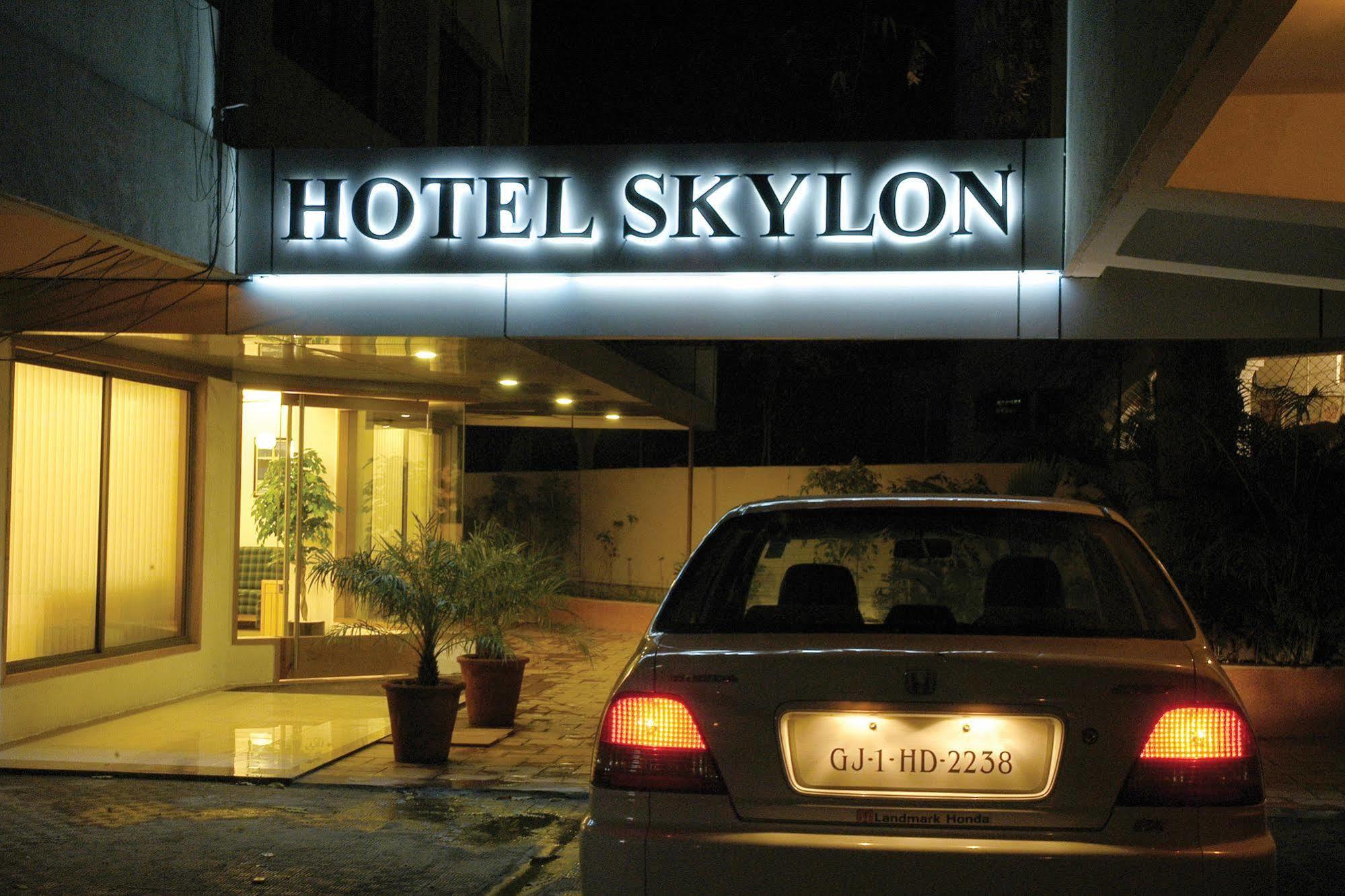 Hotel Skylon Ахмедабад Екстериор снимка